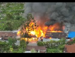 PUNCAK JAYA KEMBALI RUSUH SATU WARGA TEWAS, RATUSAN WARGA LUKA LUKA DAN PULUHAN BANGUNAN TERBAKAR