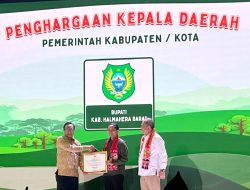 Faris Hi Abdulbar, Kepala Bappeda Kab. Halmahera Barat, Maluku Utara, Menerima Penghargaan dari Mentri Kehutanan di Acara Perhutanan Sosial Program SSF di Jakarta
