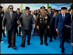 Kapolri dan Presiden Kenakan Tanda Kehormatan Bintang Bhayangkara Utama Saat Pimpin Upacara HUT Bhayangkara ke-79