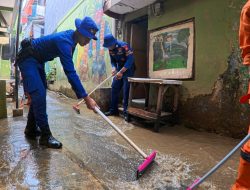 Ditpolairud Polda Metro Jaya Terjunkan Tim SAR Bantu Warga dan Bersihkan Lingkungan Pascabanjir di Kampung Pulo*
