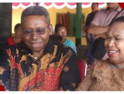 Bupati Waropen Drs. Fransiscus Xaverius Mote, M.Si. dan Istri Berikan Hak Suara di TPS 001 Kampung Khemoon Jaya