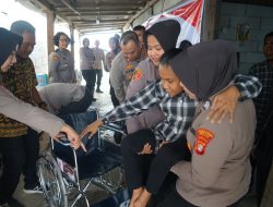 Hari Jadi Polwan ke-77: Wakapolres Metro Bekasi Serahkan Kursi Roda untuk Rohati, Penyandang Disabilitas di Tarumajaya