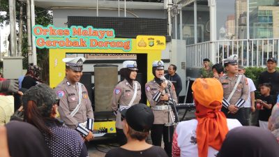 Pentas Seni Orkes Melayu Gerobak Dorong Meriahkan CFD di Bundaran HI, Polwan Sampaikan Imbauan Humanis*