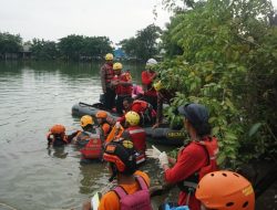 Tim SAR Brimob Polda Metro Evakuasi Ibu-ibu yang Tenggelam di Danau Bekasi*