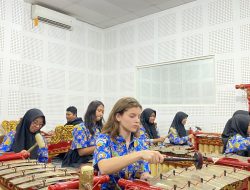 SMA Labschool Unesa 1 Surabaya Berhasil Membawa Alat Musik Gamelan Go International Bersama Peserta AFS Asal Italia