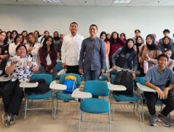 Andri Manik dan Sony Novian, narasumber dalam Kuliah Tamu di Prodi Sastra Inggris, Fakultas Bahasa dan Seni, Universitas Negeri Jakarta