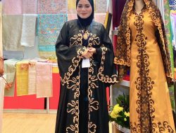 Pemenang UNESCO 2007, ROZALINDA Sulaman Bayangan Tampil di Indonesia Fashion Week 2026