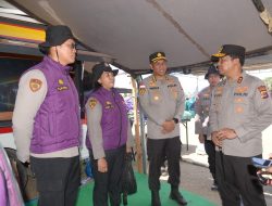 Di Tengah Duka Gempa Flores, Kapolda NTT dan Bhayangkari Hadir Menguatkan Para Pengungsi